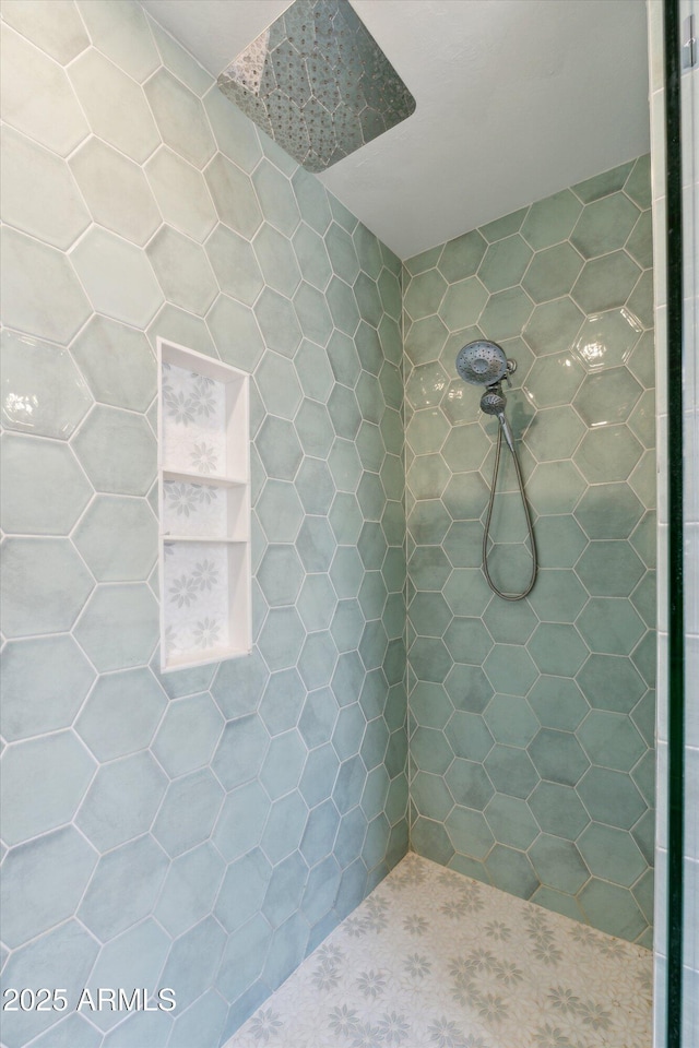 bathroom featuring a tile shower