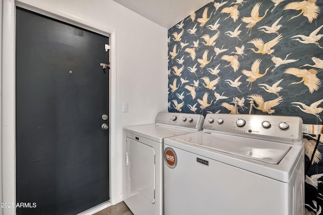 laundry area with laundry area, independent washer and dryer, a textured ceiling, and baseboards