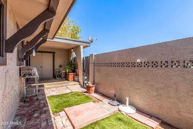 830 S Dobson Rd Unit 86, Mesa, AZ 85202 - view of yard featuring a gate and a patio