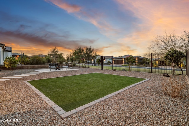 view of yard at dusk