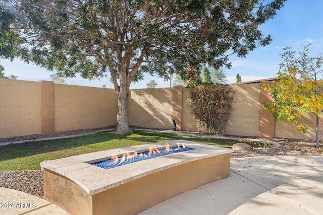 view of patio featuring an outdoor fire pit