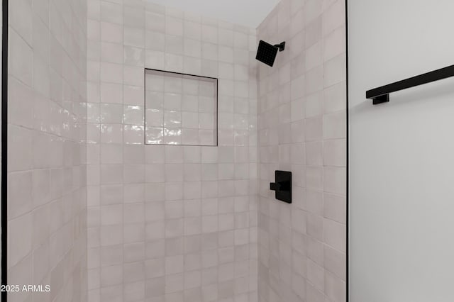 3607 N 79th Ave, Phoenix, AZ 85033 - full bathroom with a tile shower