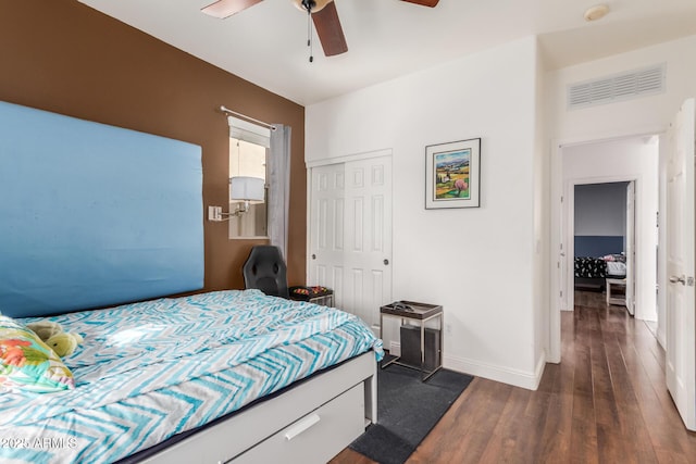 bedroom featuring dark wood-type flooring, ceiling fan, and a closet