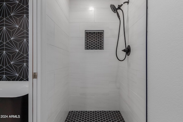 bathroom featuring a tile shower