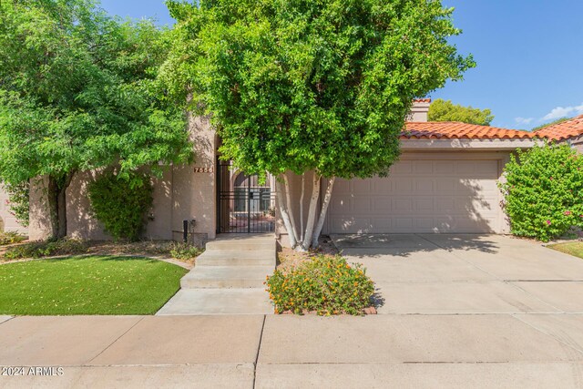 view of front facade featuring a garage