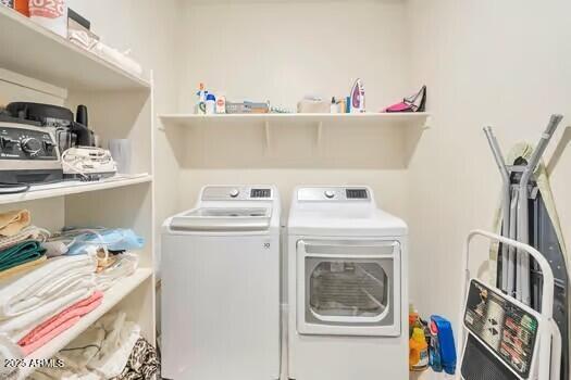 washroom featuring washing machine and clothes dryer