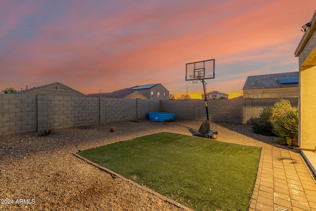 view of yard at dusk