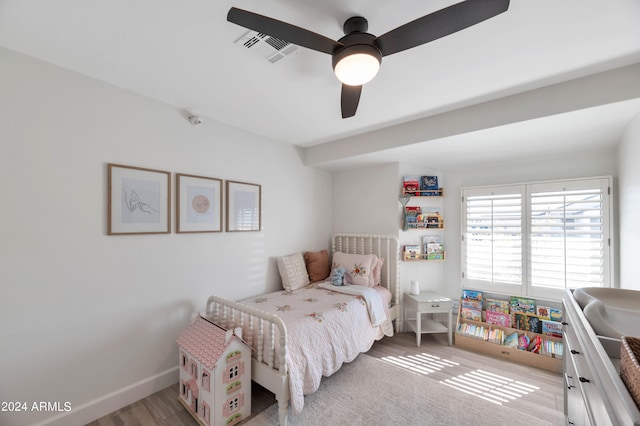 bedroom featuring light wood-style flooring, visible vents, ceiling fan, and baseboards