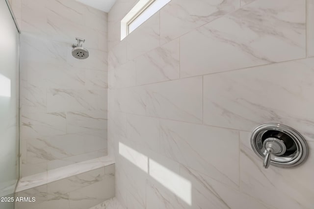 bathroom featuring a tile shower