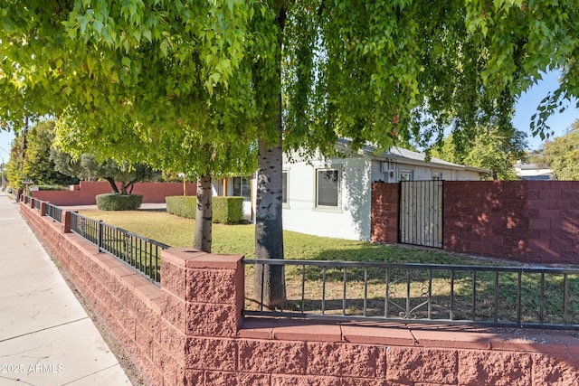 view of front of house featuring a front yard