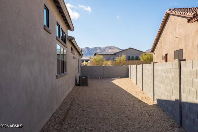 view of yard with a mountain view