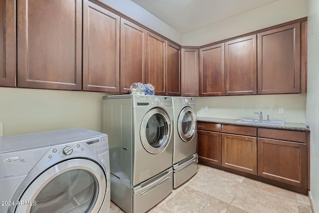 laundry area with sink, light tile patterned flooring, cabinets, and independent washer and dryer