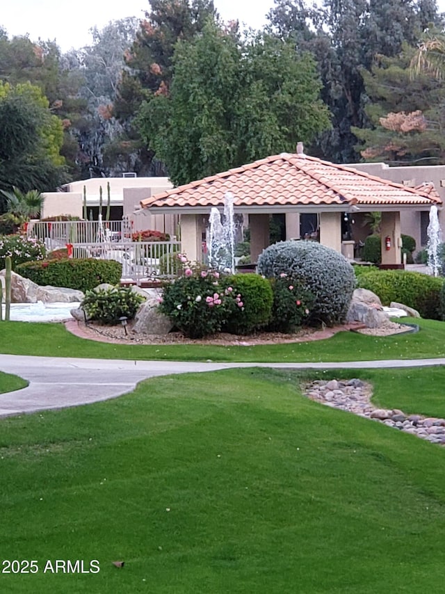 view of front of property featuring a front lawn