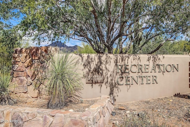 community / neighborhood sign featuring a mountain view