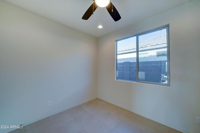 empty room featuring ceiling fan