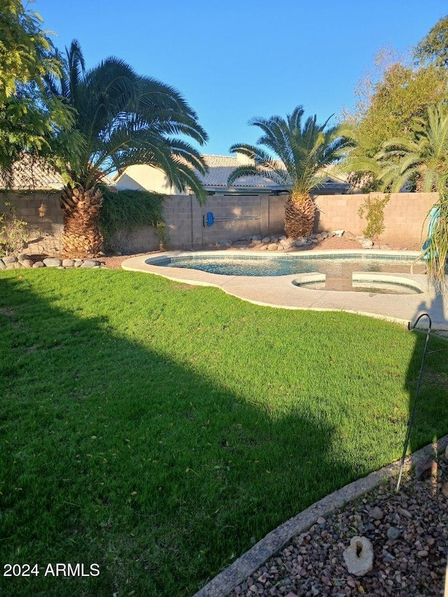 view of yard featuring a fenced in pool