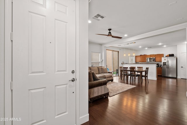 living room featuring ceiling fan, recessed lighting, visible vents, baseboards, and dark wood-style floors