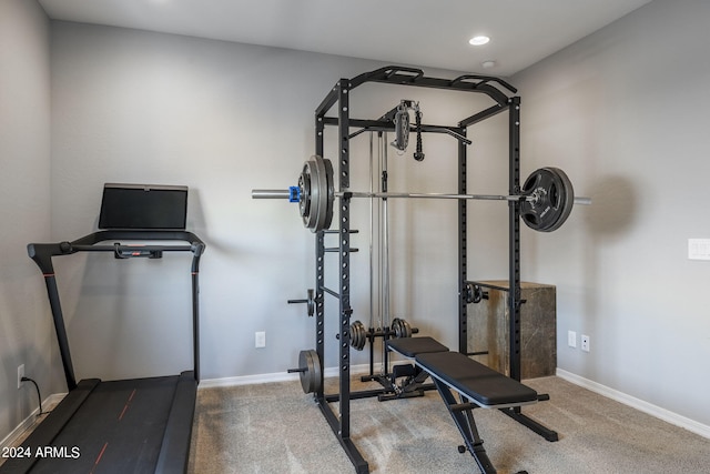 exercise room with carpet flooring