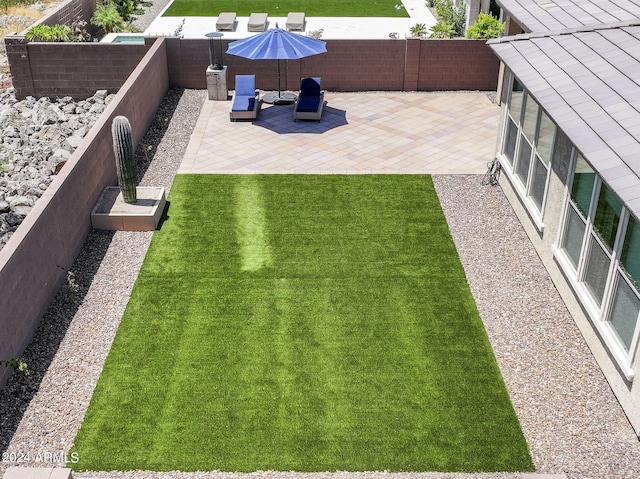 view of yard featuring a patio area