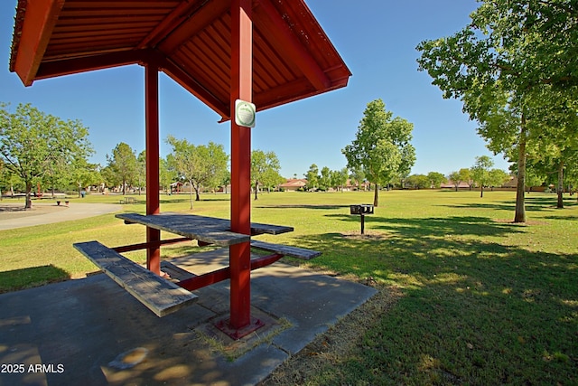 view of property's community featuring a yard