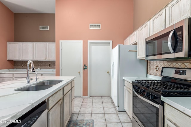 1631 E Carla Vista Dr, Chandler, AZ 85225 - kitchen featuring a sink, visible vents, tasteful backsplash, and appliances with stainless steel finishes