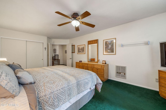 bedroom with ceiling fan, heating unit, a closet, and carpet flooring