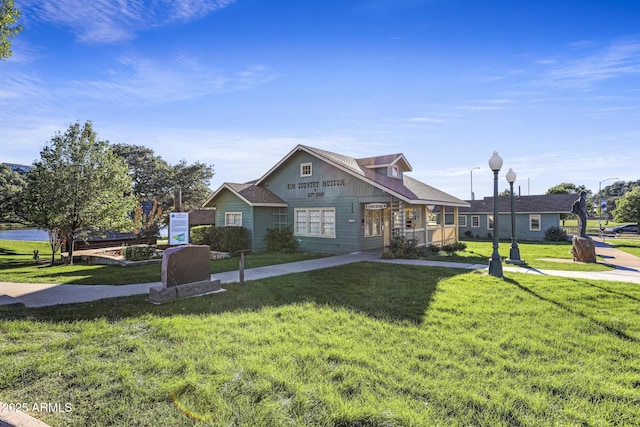 view of front of house featuring a front lawn