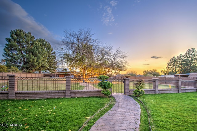 view of yard at dusk