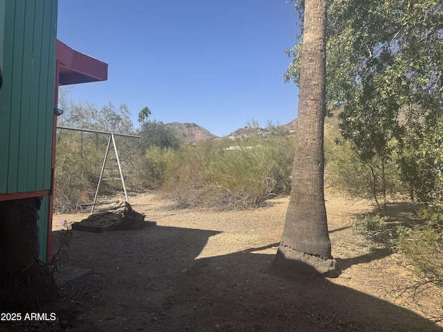 view of yard with a mountain view