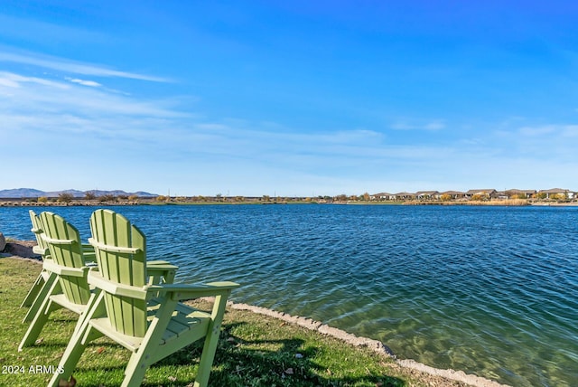 water view featuring a mountain view