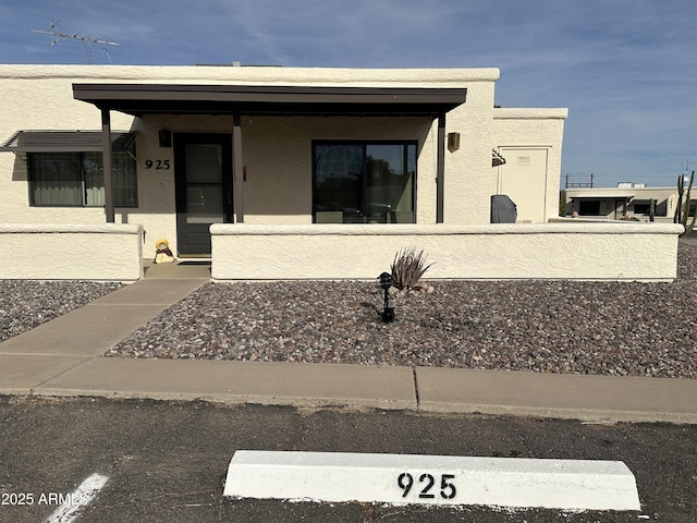 view of front facade featuring a fenced front yard and stucco siding