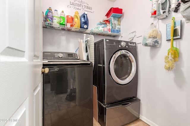 laundry room featuring laundry area, tile patterned flooring, baseboards, and independent washer and dryer