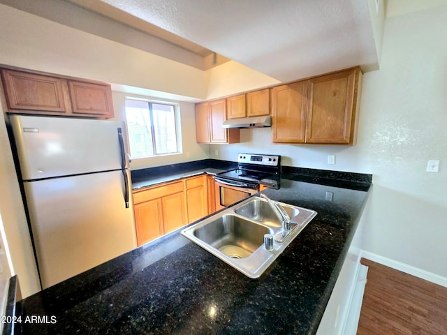 kitchen with hardwood / wood-style floors, sink, electric stove, kitchen peninsula, and white refrigerator