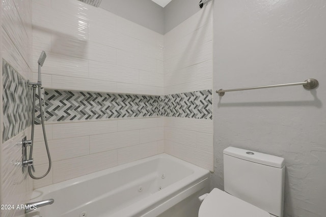 bathroom with toilet and tiled shower / bath