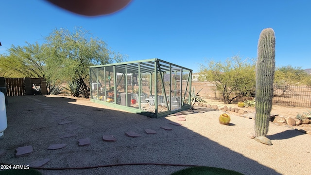 view of yard featuring an outdoor structure