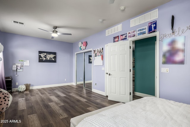 bedroom featuring ceiling fan, dark hardwood / wood-style floors, and a closet