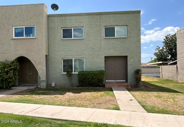 view of front of property featuring a front lawn