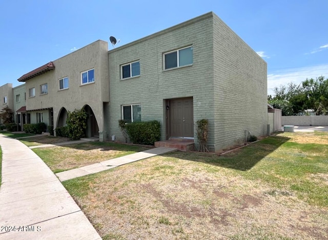 view of front facade with a front lawn