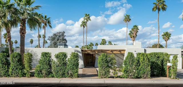 view of front of property featuring stucco siding and a pergola