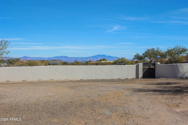 view of yard featuring a mountain view