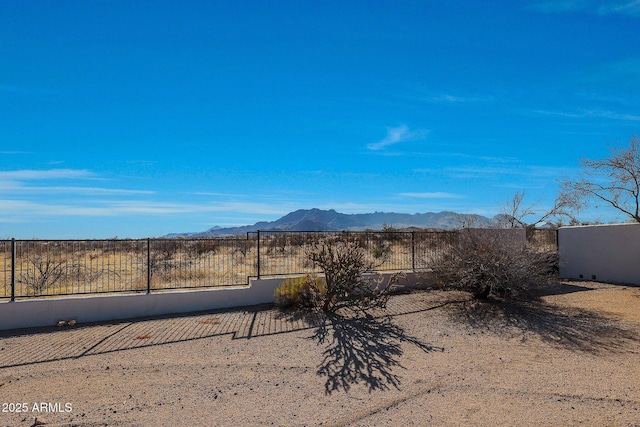 view of yard featuring a mountain view