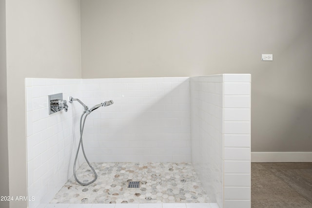 bathroom featuring tiled shower