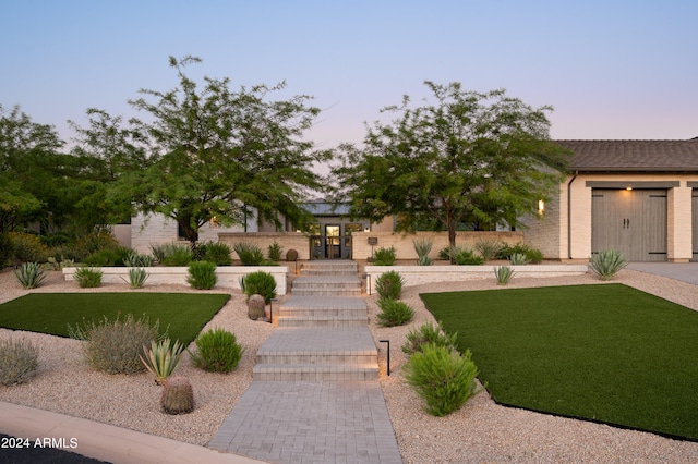 view of front facade featuring a front lawn