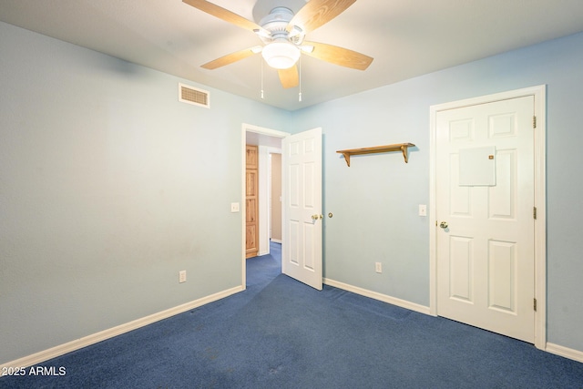 carpeted empty room featuring ceiling fan