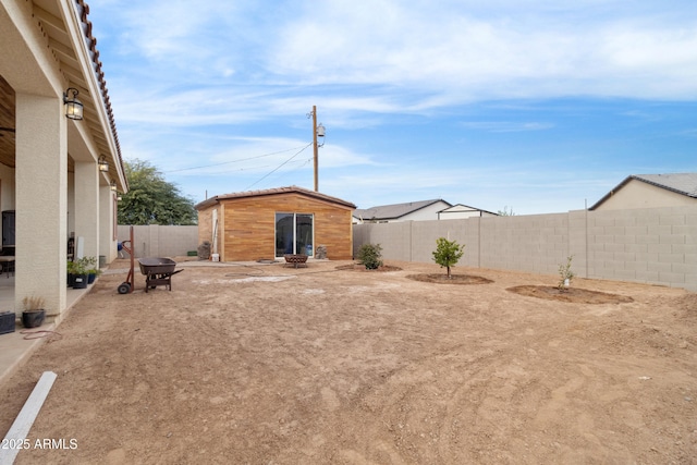 view of yard featuring a fenced backyard and an outdoor structure