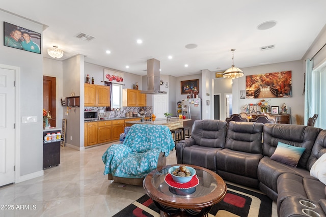 living room featuring recessed lighting, visible vents, and baseboards