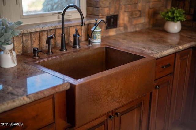 kitchen with sink and decorative backsplash