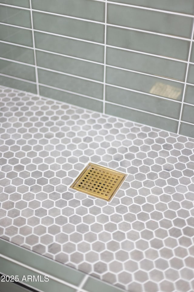 interior details with a tile shower