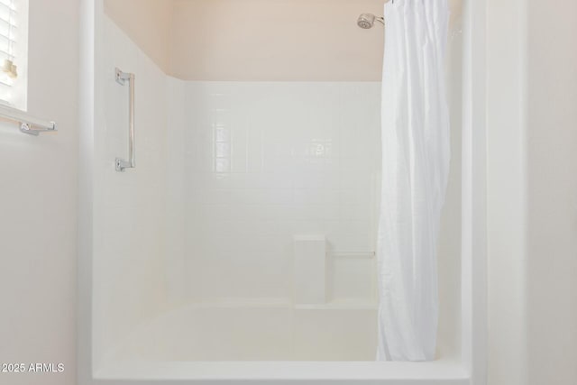 bathroom with shower / bath combo