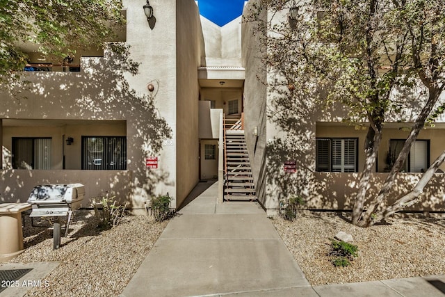 view of exterior entry featuring stucco siding